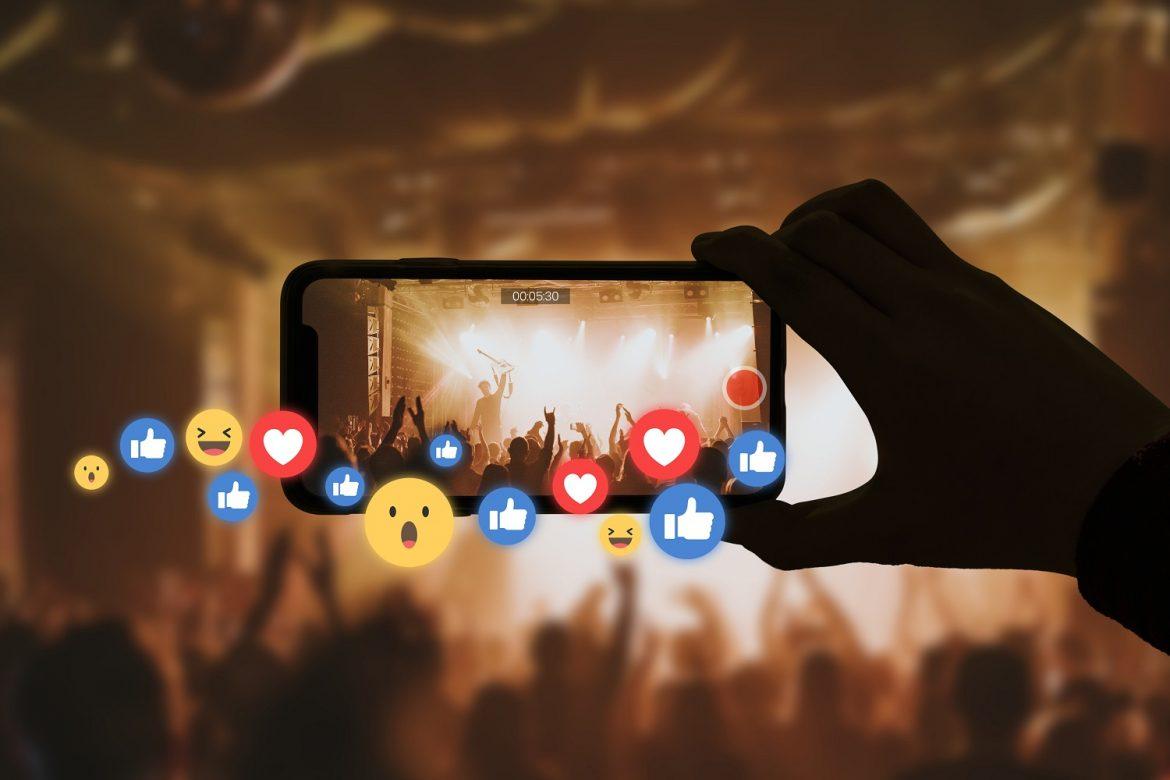 Live streaming concert for online social media with audience rea